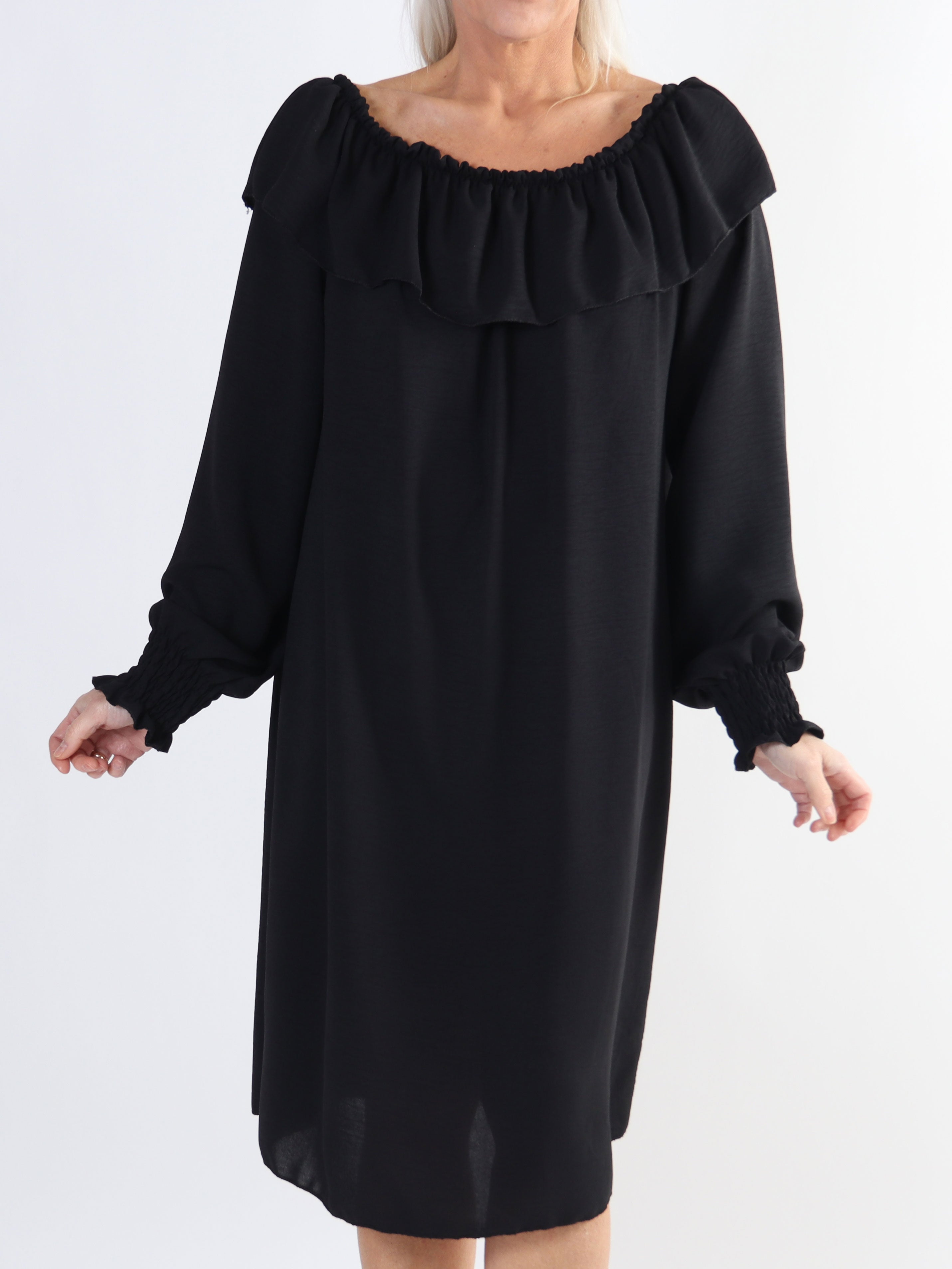 Elpida - Plus size kjole med flæsekant og smock ved ærmet